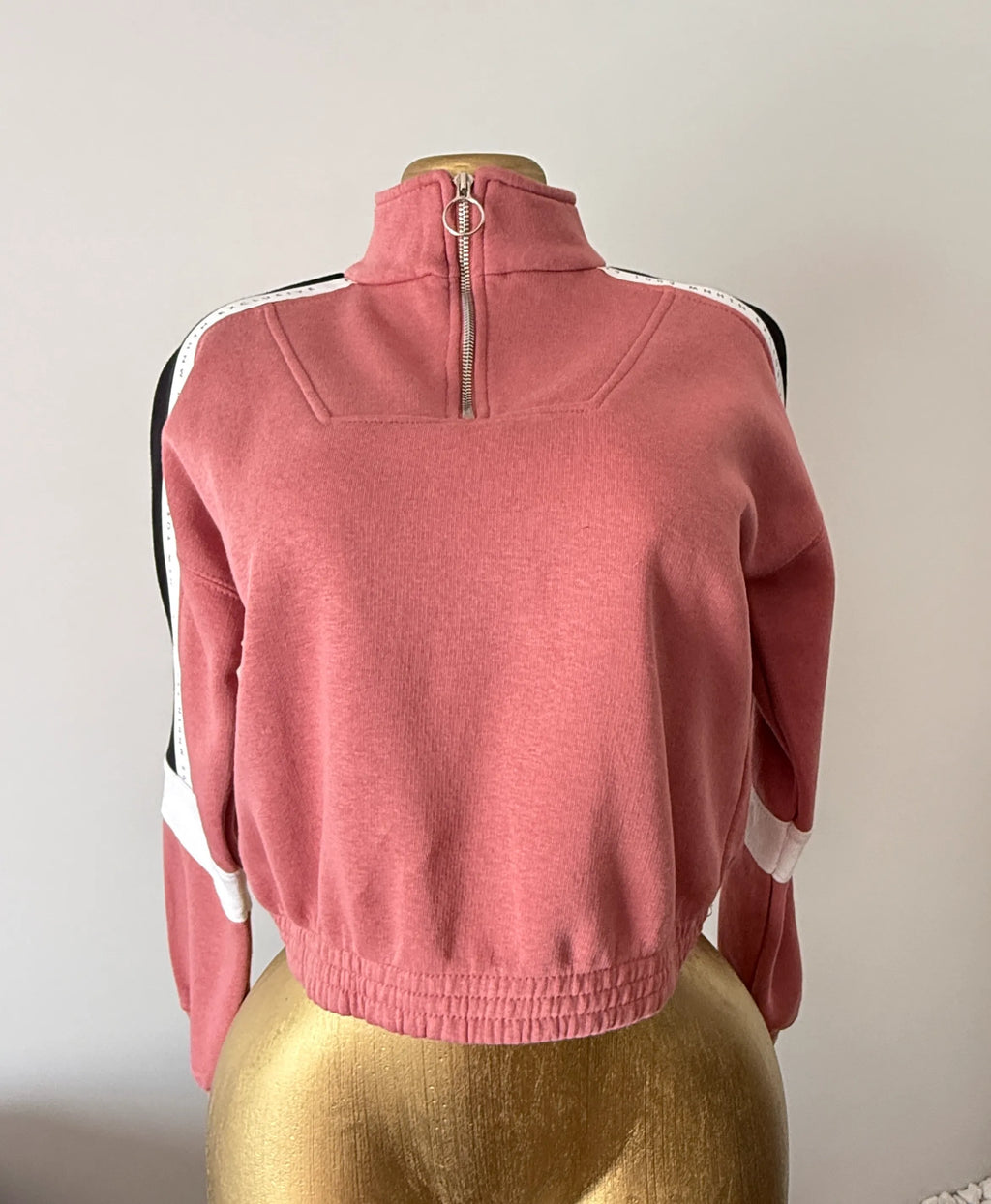 MNHTN Exclusive Colorblock Cropped Sweatshirt